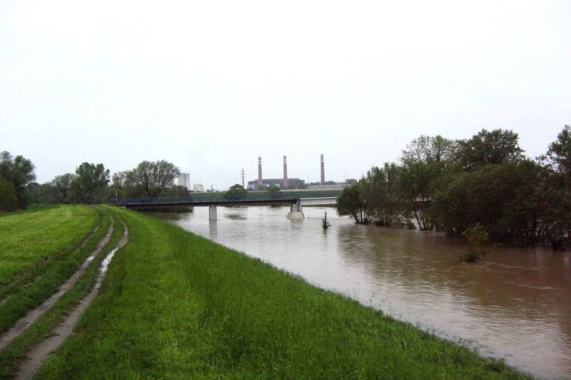 V úseku podél Ostravy až k Bohumínu (km 5,7 – 22,0) byla řeka v 50. až 60. let min. století upravena a ohrázována (úsek pod soutokem s Opavou, v pozadí Elektrárna Třebovice)