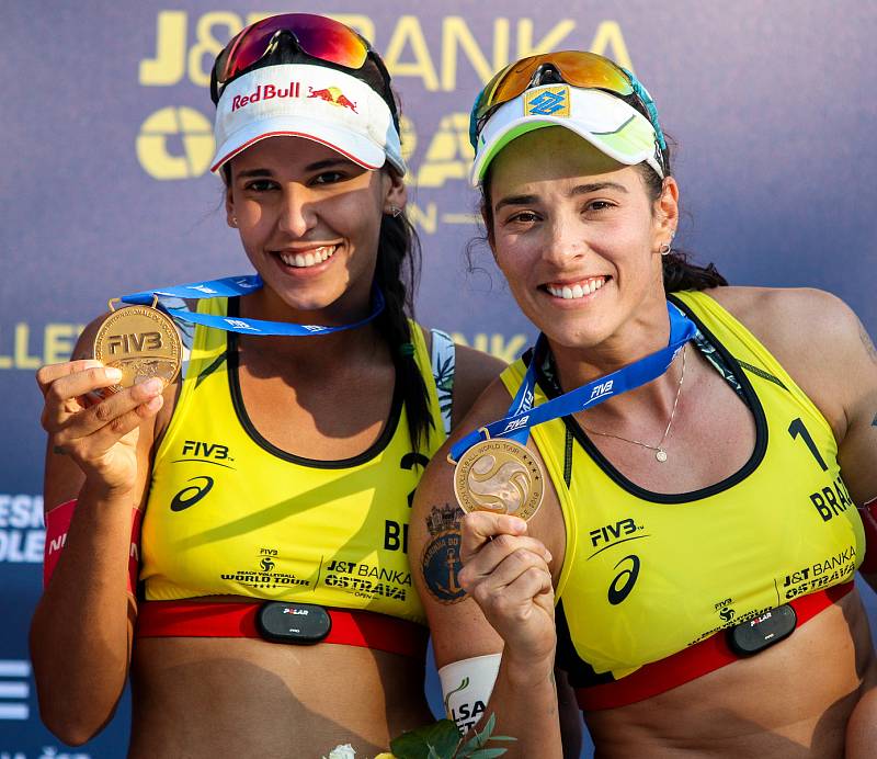 Slavnostní ceremoniál. FIVB Světové série v plážovém volejbalu J&T Banka Ostrava Beach Open, 2. června 2019 v Ostravě. Na snímku (zleva) Eduarda Santos Lisboa Duda (BRA), Agatha Bednarczuk (BRA).