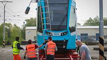 První tramvaj švýcarského výrobce Stadler dorazila do Ostravy, 23. dubna 2018.