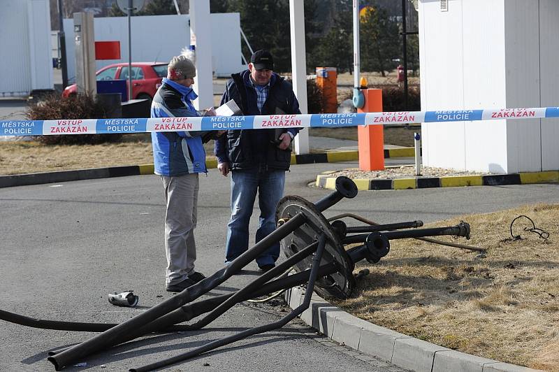 K explozi na benzinové čerpací stanici v sousedství nákupního centra Futurum v Ostravě došlo v neděli 4. března krátce před polednem. Na místě byl těžce zraněn šestatřicetile­tý muž.