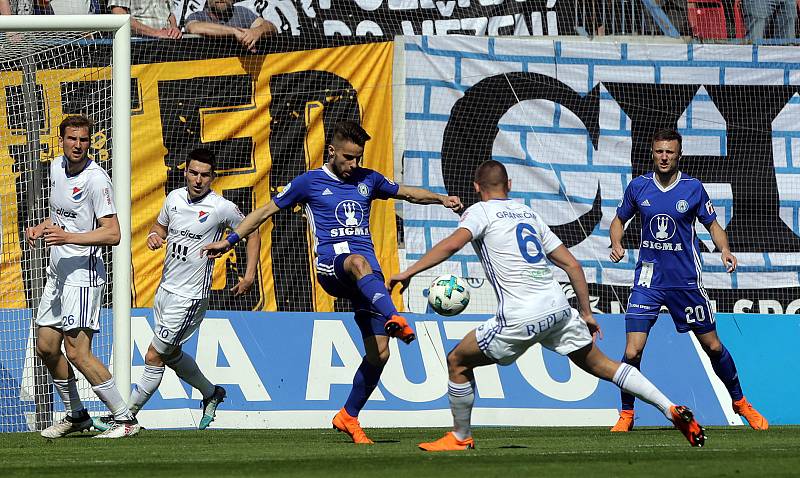 Derby Sigma vs. Baník táhne. Snímky z předchozího derby na Andrově stadionu a odjezd (příjezd) fanoušků Baníku do Olomouce.