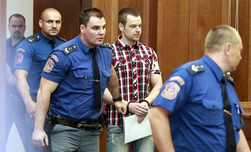 U Krajského soudu v Ostravě v pondělí začal zřejmě nesledovanější proces roku. Před trestním senátem stanul Petr Kramný (37 let) z Karviné, který je obžalovaný z dvojnásobné vraždy. 