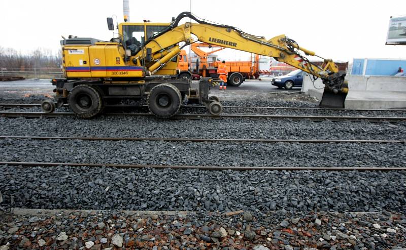 Modernizace tramvajové tratí omezí i auta. Snímek z rekonstrukce svinovských mostů v roce 2012. Ilustrační foto.