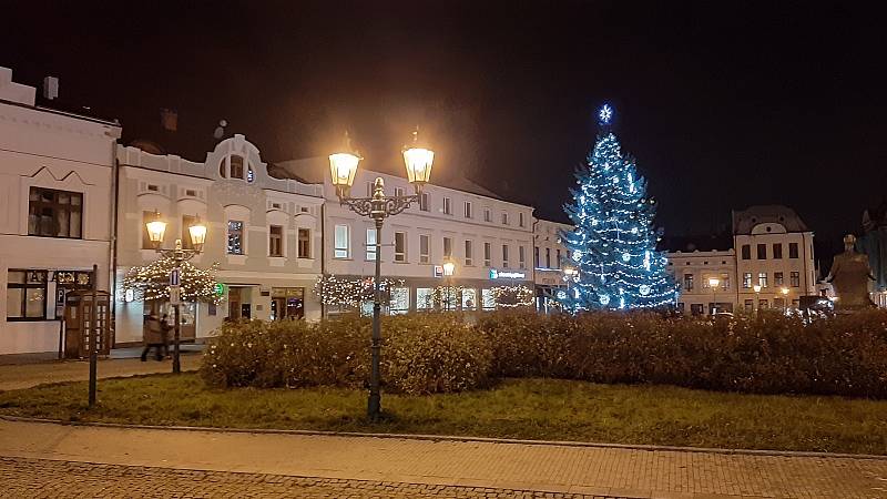 Vánoční výzdoba a vánoční strom na Masarykově náměstí v Karviné.