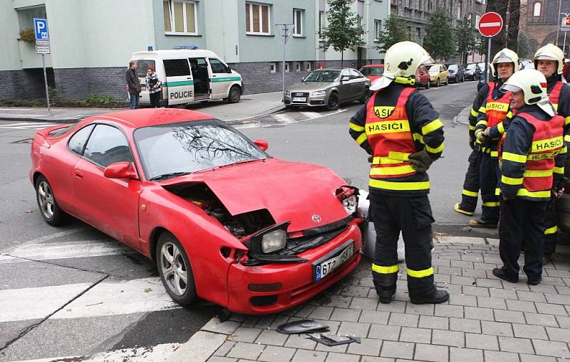 Páteční havárii dvou aut na Mlýnské ulici v Ostravě zřejmě způsobilo nedání přednosti v jízdě.