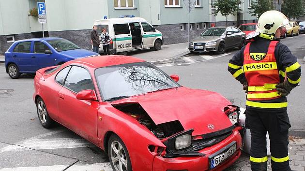 Páteční havárii dvou aut na Mlýnské ulici v Ostravě zřejmě způsobilo nedání přednosti v jízdě.