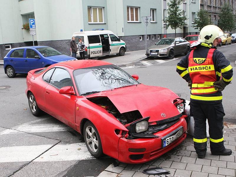 Páteční havárii dvou aut na Mlýnské ulici v Ostravě zřejmě způsobilo nedání přednosti v jízdě.