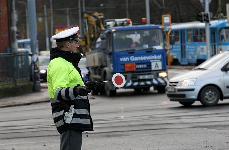 Řízení provozu na rušné křižovatce v Nové vsi u vodárny mají na starosti hned dva policisté najednou. S kolegy se střídají zhruba po dvou a půl hodině.