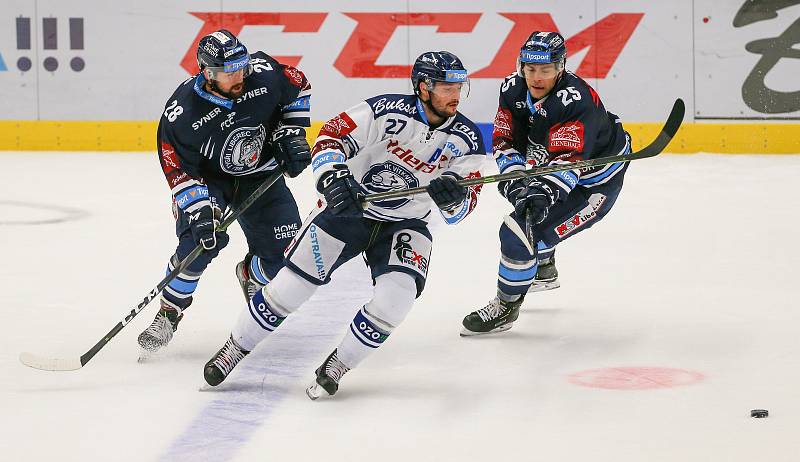 Utkání 3. kola hokejové extraligy: HC Vítkovice Ridera - Bílí Tygři Liberec, 20. září 2019 v Ostravě. Zleva Rostislav Marosz z Liberce, Rastislav Dej z Vítkovic a Radan Lenc z Liberce.