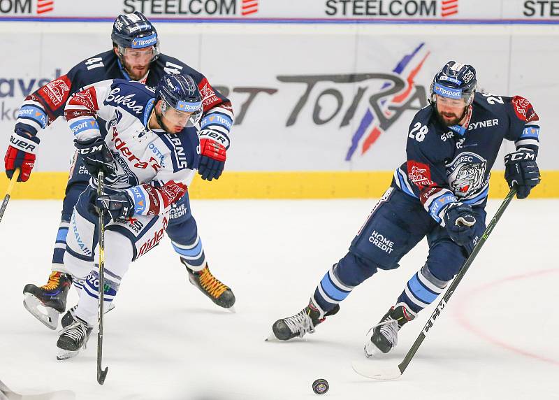 Utkání 3. kola hokejové extraligy: HC Vítkovice Ridera - Bílí Tygři Liberec, 20. září 2019 v Ostravě. Zleva Tomáš Filippi z Liberce, Jozef Baláž z Vítkovic a Rostislav Marosz z Liberce.