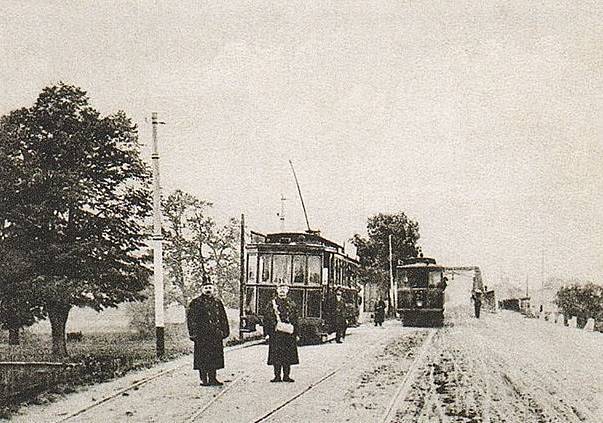 Jednokolejná tramvajová trať s výhybkami pod Hulváckým kopcem a před mostem přes řeku Odru byla vedena po tehdejší Opavské ulici (dnes U Boříka). Původní linka z Přívozu do Moravské Ostravy a Vítkovic, budovaná od roku 1890, byla prodloužena nejprve do Ma
