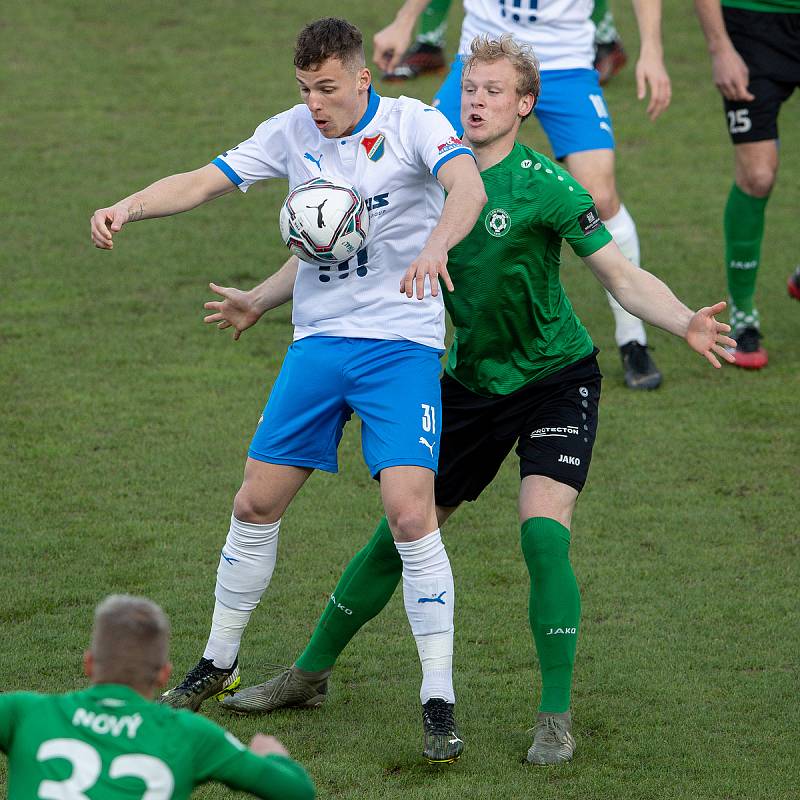 Utkání 23. kola první fotbalové ligy: FC Baník Ostrava – 1. FK Příbram, 13. března 2021 v Ostravě. (zleva) Ondřej Šašinka z Ostravy a Jiří Mezera z Příbrami.