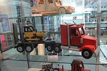 Výstava dřevěných modelů aut a náklaďáků v posledním podlaží obchodního centra Forum Nová Karolina v centru Ostravy. 