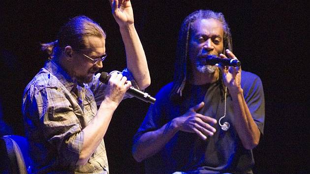 Bobby McFerrin a Dan Bárta při společném vystoupení v Praze.