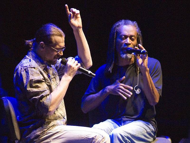 Bobby McFerrin a Dan Bárta při společném vystoupení v Praze.