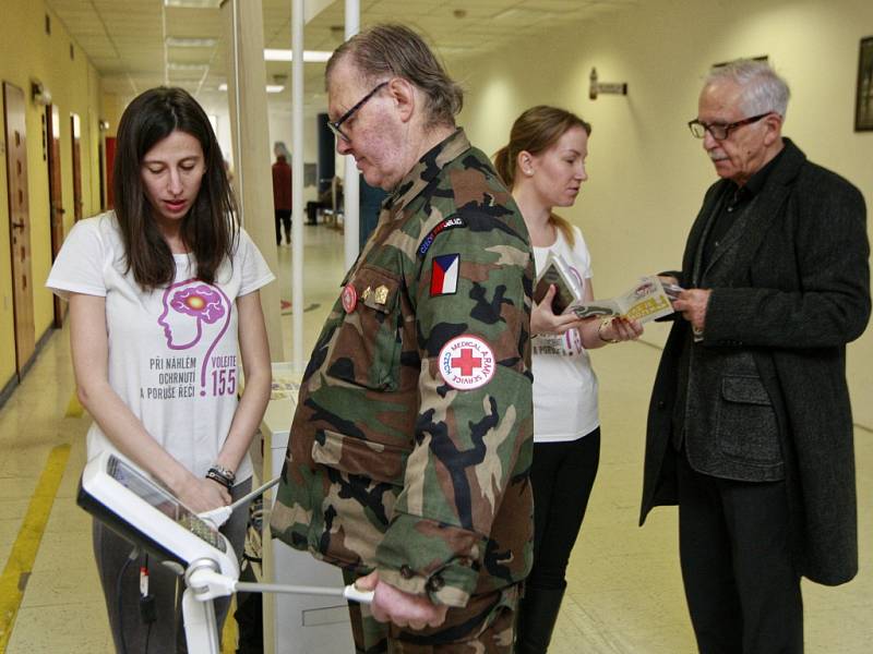 Zájemci se ve středu v ostravské fakultní nemocnici dozvěděli, jaké jsou příznaky mrtvice, a následně podstoupili analýzu složení těla, díky které zjistili možná rizika vzniku tohoto onemocnění.