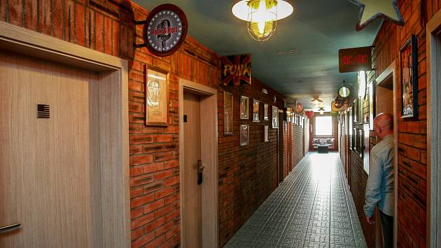 Hudebně a motoristicky laděné pokoje, ale i „prezidentské“ apartmá nebo pokoj zasvěcený Baníku Ostrava. To nabízí nový Retro Hotel Garage. Jaké jsou první reakce nocležníků z řad známých hudebníků? „Tak to jsme nikde jinde neviděli...“ 