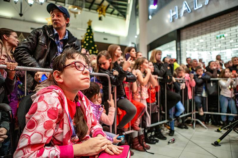 Ewa Farna rozsvítila vánoční strom v obchodním centru Avion Shopping Park, 16. listopadu 2019 v Ostravě.