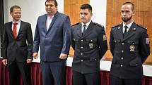 Ředitel moravskoslezské policie Tomáš Kužel předal v pondělí 24. srpna 2020 ocenění zachráncům policisty, kterého v Beskydech zasáhl blesk.