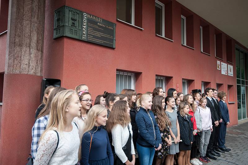 Slavnostní odhalení pamětní desky Rudolfa Tlapáka (Tlapákovo nároží) na Matičním gymnáziu, v Ostravě 28. zaří 2017.