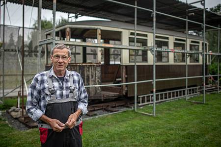 Fotogalerie: Jan Kohoutek na zahradě opravuje téměř 100 let starý  tramvajový vůz - Moravskoslezský deník