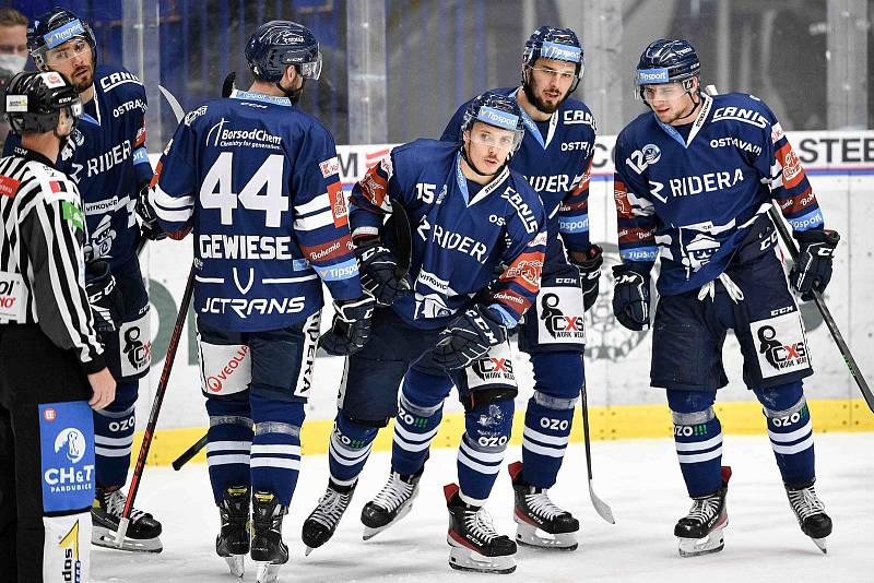 Utkání 8. kola hokejové extraligy: HC Vítkovice Ridera - HC Oceláři Třinec, 20. října 2021 V Ostravě. (střed) Petr Chlán z Vítkovic.