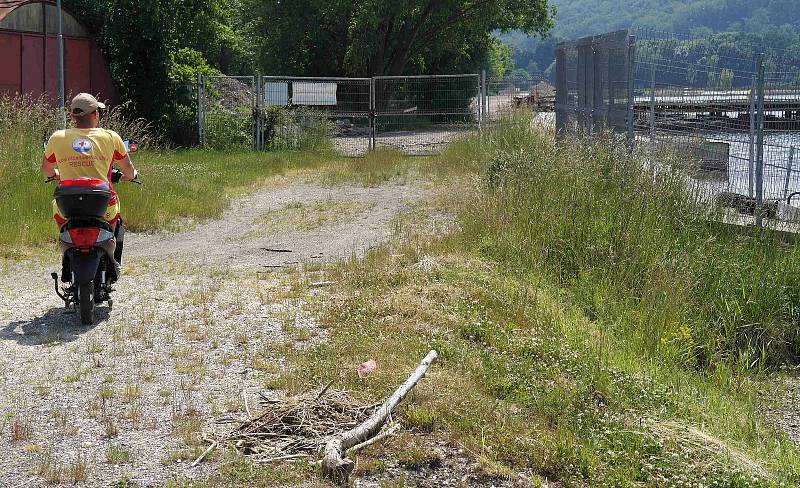 Štěrkovna, tedy oficiální rekreační areál, je otevřena od soboty a sezona se rozjíždí, kolem se však rekonstruuje a blízkost stavby znamená i určitá omezení.