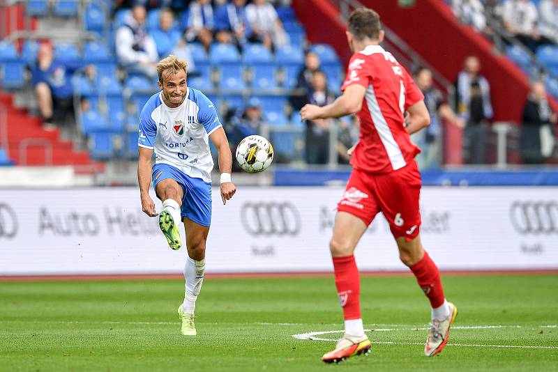 Utkání 8. kola první fotbalové ligy: FC Baník Ostrava - FK Pardubice, 11. září 2022, Ostrava. (zleva) Nemanja Kuzmanovič z Ostravy a Martin Toml z Pardubic.