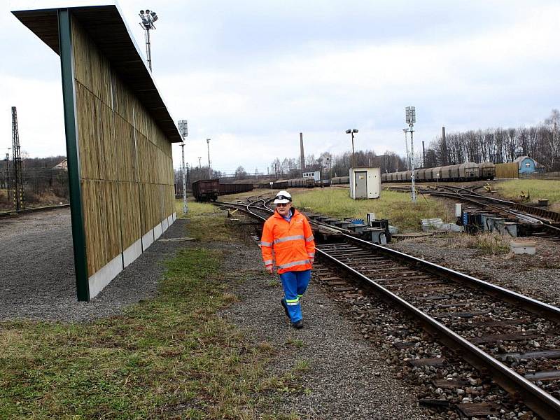 Tři protihlukové stěny dlouhé 100, 152 a 28 metrů nechala postavit společnost ArcelorMittal Ostrava na rozřaďovacím nádraží v Ostravě-Bartovicích.