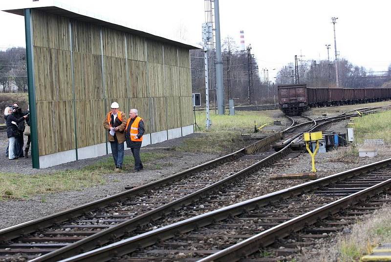 Tři protihlukové stěny dlouhé 100, 152 a 28 metrů nechala postavit společnost ArcelorMittal Ostrava na rozřaďovacím nádraží v Ostravě-Bartovicích.