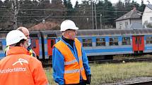 Tři protihlukové stěny dlouhé 100, 152 a 28 metrů nechala postavit společnost ArcelorMittal Ostrava na rozřaďovacím nádraží v Ostravě-Bartovicích.