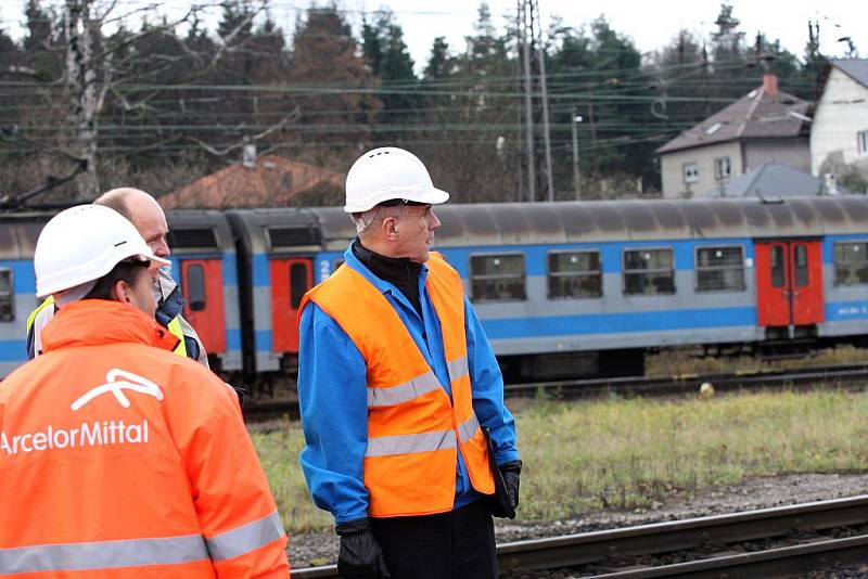 Tři protihlukové stěny dlouhé 100, 152 a 28 metrů nechala postavit společnost ArcelorMittal Ostrava na rozřaďovacím nádraží v Ostravě-Bartovicích.