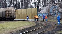 Tři protihlukové stěny dlouhé 100, 152 a 28 metrů nechala postavit společnost ArcelorMittal Ostrava na rozřaďovacím nádraží v Ostravě-Bartovicích.