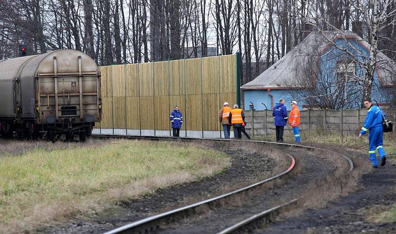 Tři protihlukové stěny dlouhé 100, 152 a 28 metrů nechala postavit společnost ArcelorMittal Ostrava na rozřaďovacím nádraží v Ostravě-Bartovicích.