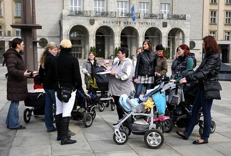 Demonstrace na podporu rodin s dětmi před ostravskou Novou radnicí.