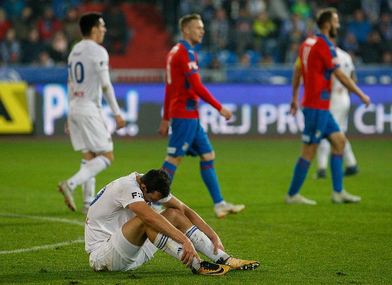 FC Baník Ostrava - FC Viktoria Plzeň, smutek z prohry nad Plzní, v bílém Jakub Šašinka