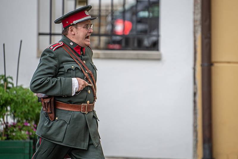 Klub vojenské historie Fenix při ukázce, kdy německý Wermacht obsadil zámek, 29. srpna 2020 v Bílovci.