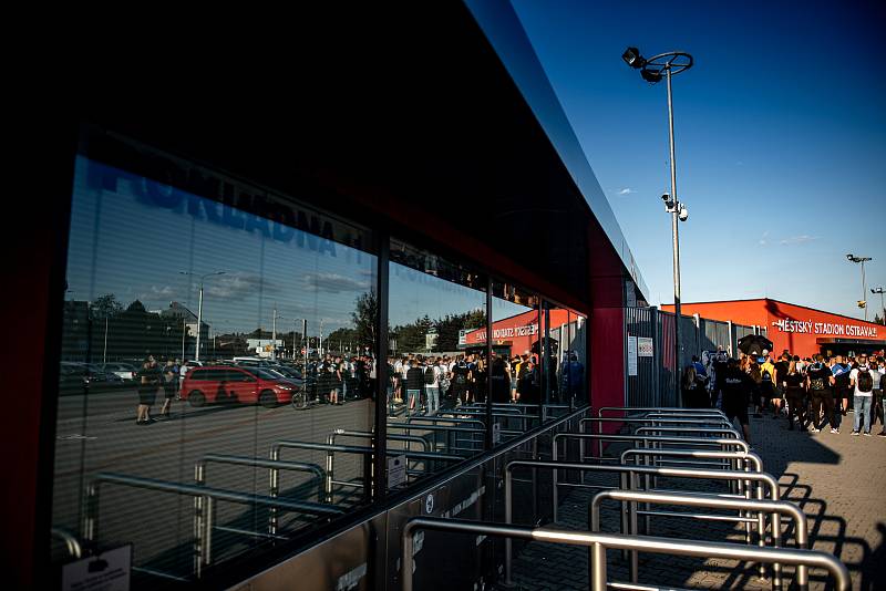 Fanoušci FC Baník Ostrava fandí venku před stadionem kvůli zpřísněným podmínkám spojených s koronavirem. Utkání 27. kola první fotbalové ligy: FC Baník Ostrava - FC Viktoria Plzeň, 3. června 2020 v Ostravě.