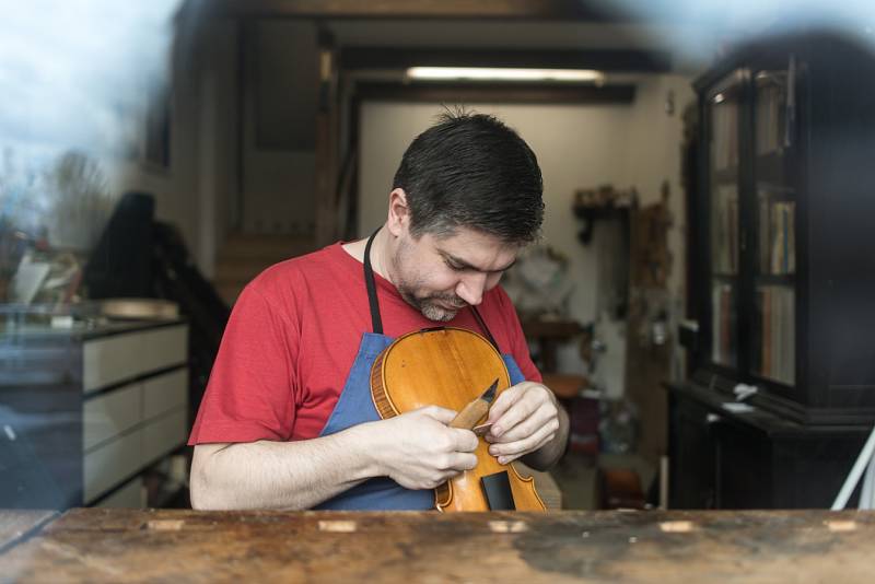 Tomáš Pospíšil, mistr houslař ve svém ostravském ateliéru. 