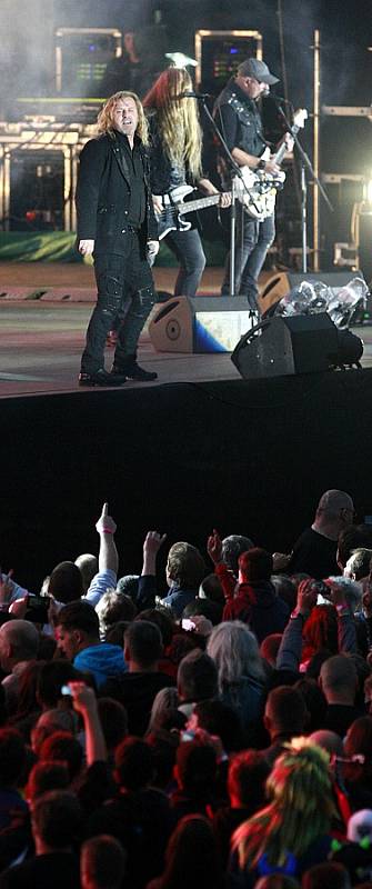Populární rocková skupina Kabát zavítala v rámci Open Air Turné 2015 také do Ostravy.