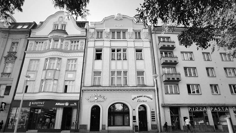Kavárna U Zlaté koruny nahradila stejnojmennou lékárnu, Masarykovo náměstí, Ostrava. Foto: se souhlasem Aleše Klementa
