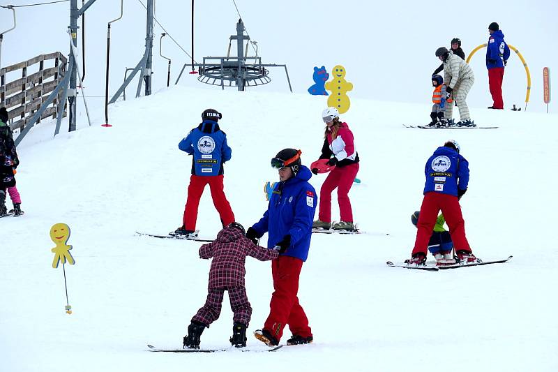 Tošovický areál zaplnili o víkendu lyžaři, snowboardisté i bobisté.