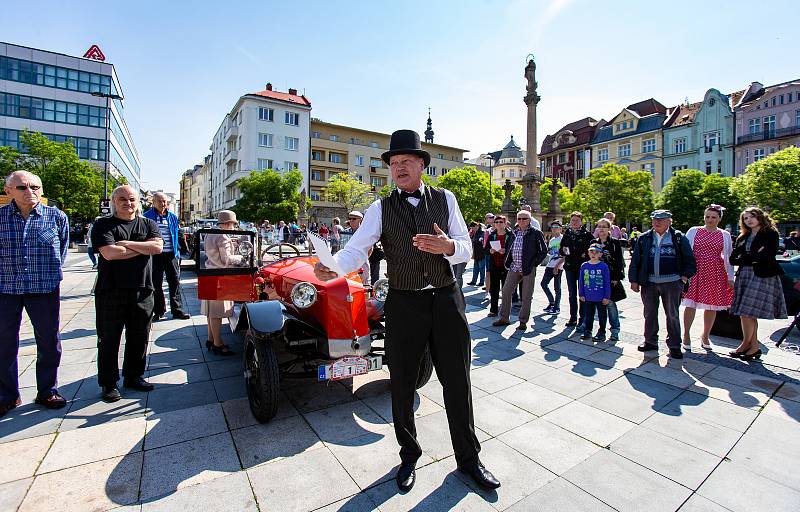 Setkání automobilových veteránů na Masarykově náměstí 25.května 2019 v Ostravě.