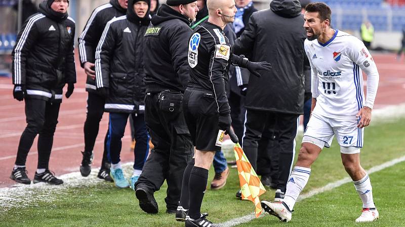 Utkání 21. kola první fotbalové ligy: Baník Ostrava - Dukla Praha, 17. března 2018 v Ostravě. Milan Baroš se rozčiluje na čárového rozhodčího.