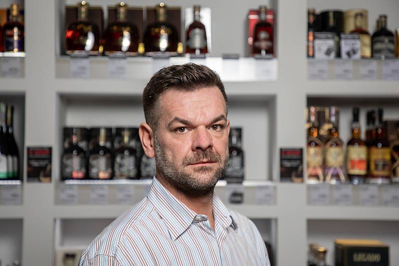 Martin Špok spolumajitel společnosti SPIRITS ORIGINAL. Nespresso a alkotéka s výběrem více než 300 druhů lahví alkoholu, 26. listopadu 2020 v Ostravě.