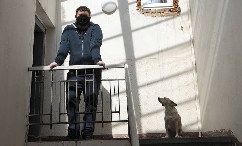 Ondřej Hložek, básník z Opavy ve svém domě se svým psem, 16.dubna 2020.