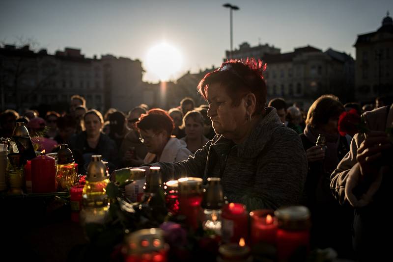 Fanoušci Věry Špinarové se v úterý po šesté hodině sešli v Ostravě na Masarykově náměstí, kde vytvořili zpěvačce pietní místo.