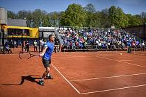 TURNAJ ZAHÁJEN VE VELKÉM STYLU. Tenisový challenger Prosperita Open v Ostravě byl v pondělí rozehrán hlavní soutěží. Lukáše Rosola dotlačily do 2. kola zaplněné tribuny.