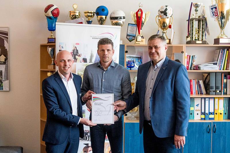 Slavnostní předání certifikátu (DofE) mládežnické akademii FC Baník Ostrava na ZŠ J. Šoupala v Ostravě-Porubě.
