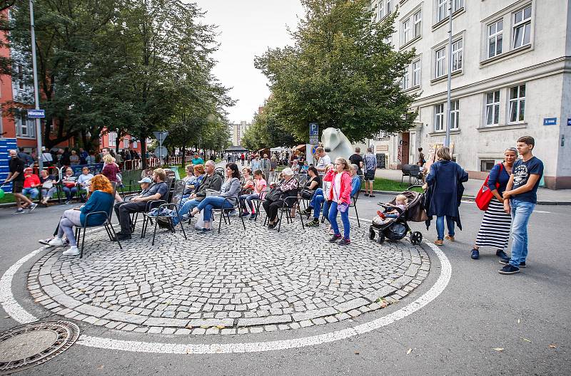 Sousedské slavnosti v centru Ostravy na ulici 30. dubna.